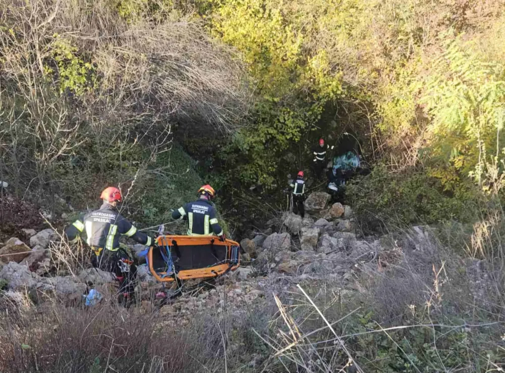 Nik&scaron;ić: Vozilo sletjelo u jamu kod Željezare, jedna osoba poginula