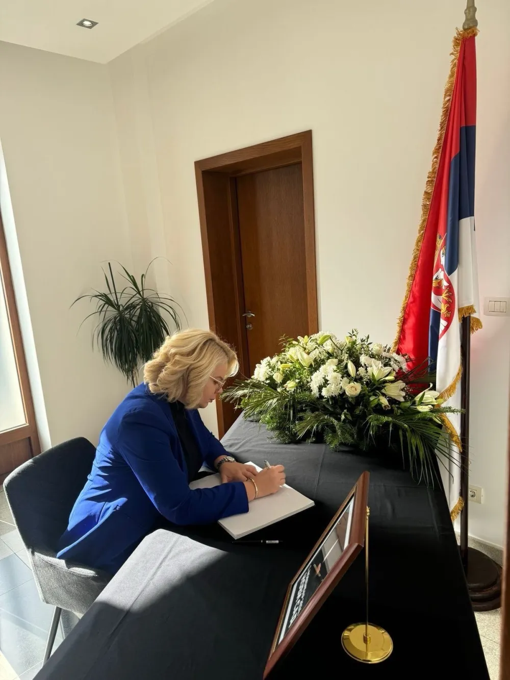 Vukićević se upisala&nbsp;u knjigu žalosti: Uputila sauče&scaron;će porodicama stradalih u nesreći u Novom Sadu