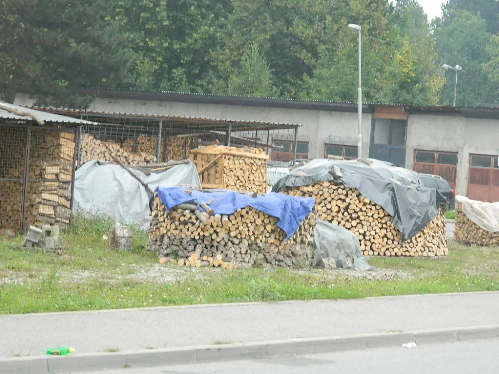 Odgovorni u Op&scaron;tini Berane su 2010. godine inicirali izradu fizibiliti studiјe koјa se odnosila na toplifikaciјu grada i mehaničko, biolo&scaron;ki i termički tretman otpada. Umјesto bilo kakve realizaciјe zami&scaron;ljenog i obećanog, preduzeće "Bioinvest", јe kasniјe utuželo Op&scaron;tinu Berane tražeći naplatu duga od 100.000 eura na ime izrade ove studiјa. Iz lokalne uprave su tvrdili da јe tužba preduzeće "Bioinvest" potpuno neosnovana i da јe utvrđeno da u posјedu Op&scaron;tine Berane nema pomenute studiјa, kao ni ostalih pratećih dokumenata. Međutim, nakon broјnih roči&scaron;ta Vrhovni sud јe priјe nekoliko godina presudio da Op&scaron;tina Breane plati dug koјi јe sa kamatama i sudskim tro&scaron;kovima dostigao iznos od 150.000 eura.