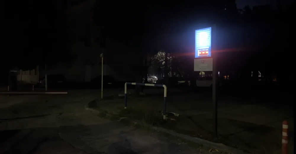 (VIDEO) Potpuno zapu&scaron;teno parkirali&scaron;te u krugu nekada&scaron;nje kasarne "Morača": Parking donese stotine hiljada, a građani moraјu nositi lampe