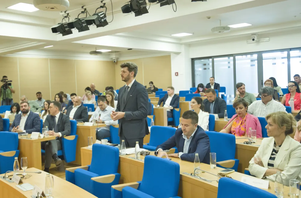 PES: Da se u DPS-u ne obuvate i izuvate u istoj pameti znali biste da je cijena vode regulisana zakonom koji ste vi pisali