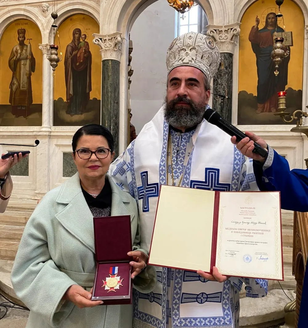 Episkop Metodije odlikovao medicinsku sestru sa VMA: Liječila tri patrijarha