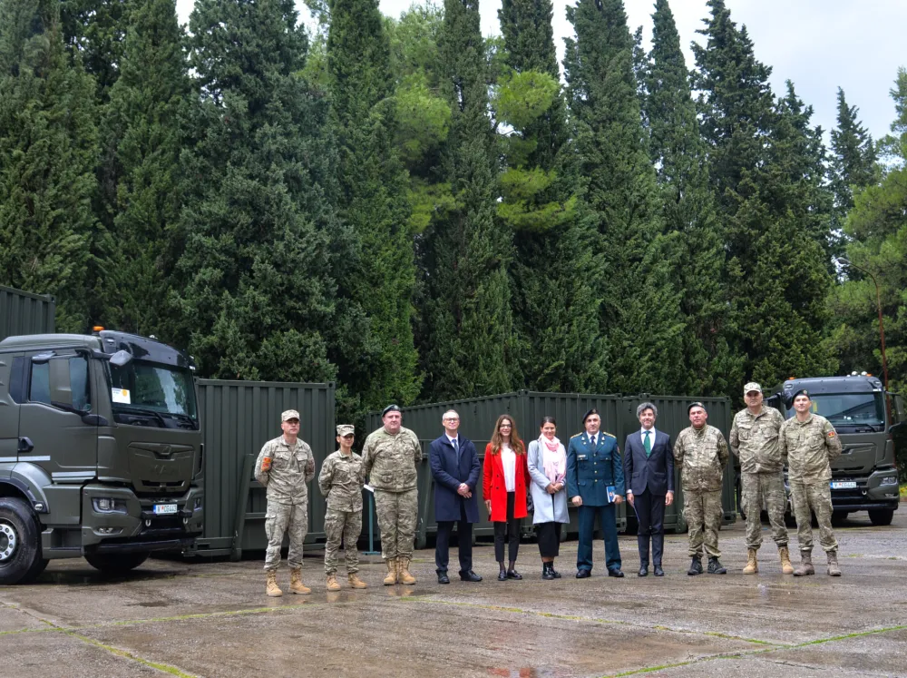 Vojsci Crne Gore OEBS donirao vozila za transport opasnih materija