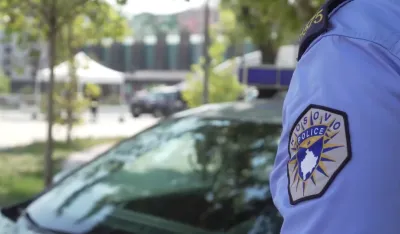 Kosovska policija uhapsila tri osobe zbog napisa &bdquo;Kosovo je Srbija&ldquo;, vozilo sa crnogorskim registarskim tablicama
