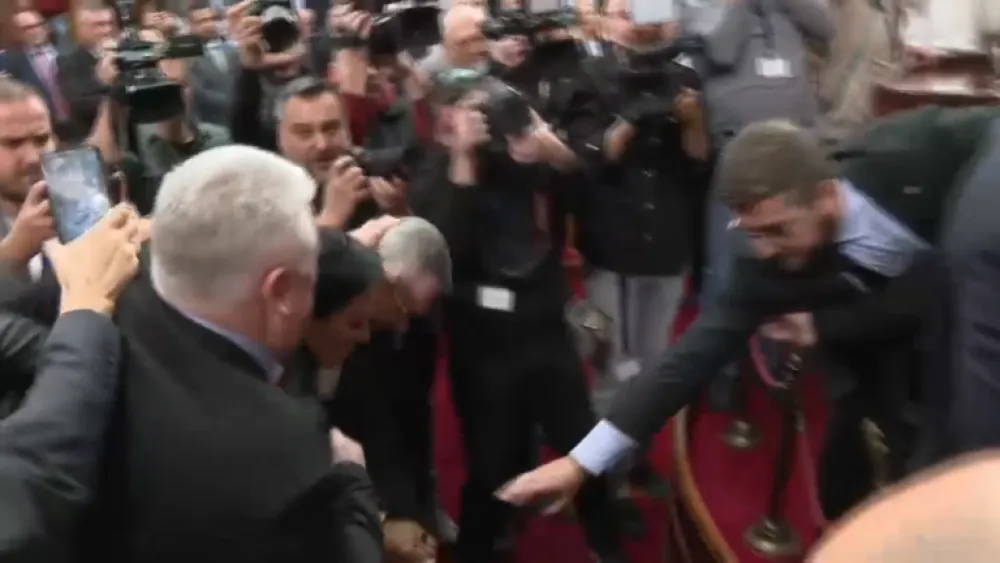 Igor Bečić napao Mariniku Tepić u Skup&scaron;tini