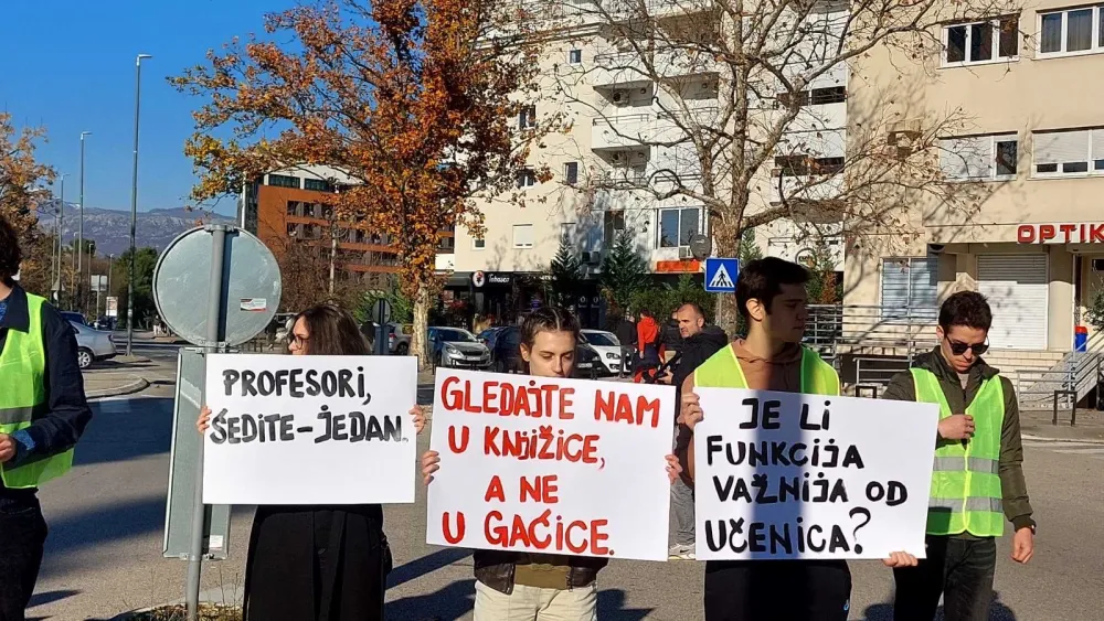 (FOTO/VIDEO) Građani i đaci blokirali bulevar kod Gimnazije "Slobodan &Scaron;kerović"