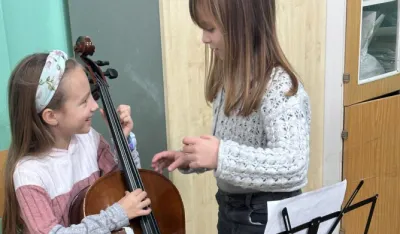 Učenica O&Scaron; "Radojica Perović" drugarima pokazala talenat: Učili o violončelu