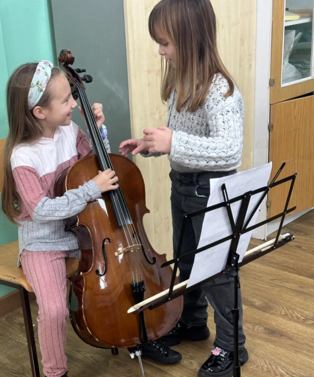 Učenica O&Scaron; "Radojica Perović" drugarima pokazala talenat: Učili o violončelu