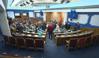 (VIDEO) Opozicija ne dozvoljava održavanje sjednice: "Juče je sru&scaron;en ustavni poredak"
