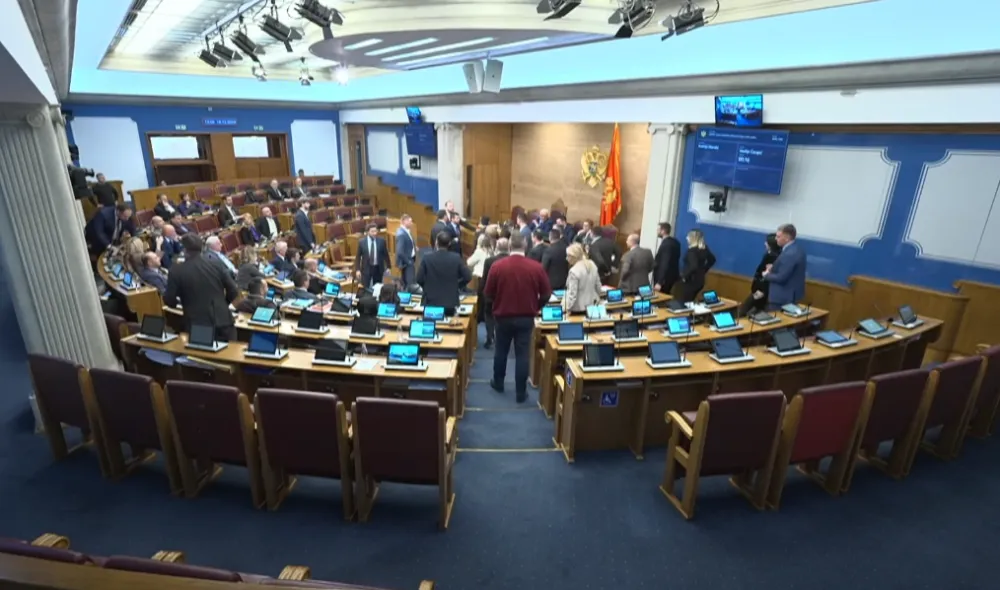 (VIDEO) Opozicija ne dozvoljava održavanje sjednice: "Juče je sru&scaron;en ustavni poredak"