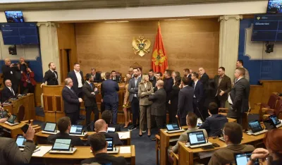 (VIDEO/FOTO) Poslanici opozicije blokirali rad Skup&scaron;tine - Živković: Dok se ne poni&scaron;ti odluka Ustavnog odbora nema sjednica