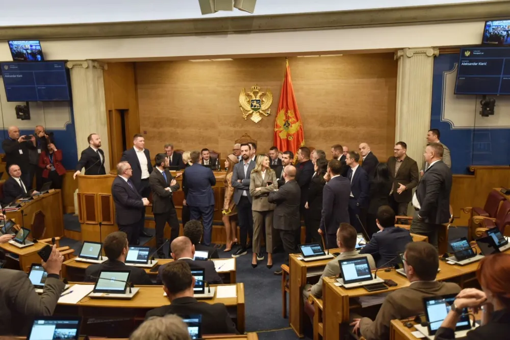 (VIDEO/FOTO) Poslanici opozicije blokirali rad Skup&scaron;tine - Živković: Dok se ne poni&scaron;ti odluka Ustavnog odbora nema sjednica