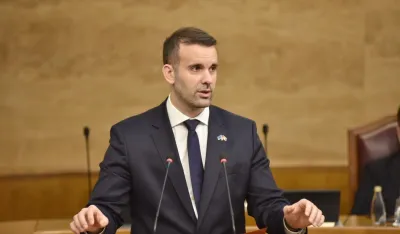 Građani će uskoro moći da iskažu interesovanje za kupovinu stanova  Podgorica, (MINA-BUSINESS) &ndash; Za građane, crnogorsk državljane, pripremljena je digitalna platforma putem koje će uskoro, na jednostavan način, moći da iskažu interesovanje za kupovinu stana na Veljem Brdu, saop&scaron;tio je premijer Milojko Spajić.  &bdquo;I već sada mogu da saop&scaron;tim - interesovanje je ogromno i uskoro će biti pretočeno u brojke&ldquo;, naveo je Spajić u pisanom odgovoru poslaniku Pokreta Evropa sad, Jovanu Subotiću, usljed prekida sjednice posvećene Premijerskom satu.  Subotića je zanimalo &scaron;ta je do sada urađeno kada je taj projekat u pitanju i kada će početi pripremni radovi, kao i na koji način će građani moći da se prijave za kupovinu stanova.  Spajić je rekao da će na sajtu, na kome će građani pokazati interesovanje za kupovinu stana, biti ponuđeni stanovi od 60 i 100 metara kvadratnih, prihvatljivi svim kategorijama dru&scaron;tva, a osiguraće se izgradnja uz upotrebu najkvalitetnijih materijala i primjenu optimalnih tehničkih rje&scaron;enja.  On je podsjetio da je u budžetu za narednu godinu opredijeljeno deset miliona EUR za ovaj projekat &ndash; pet miliona za izgradnju infrastrukture, blizu četiri miliona za izgradnju ostalih objekata i jedan milion za izradu projekata.  &bdquo;Istovremeno, usvajanjem planske dokumentacije stvaraju se preduslovi da se krene u konkretne aktivnosti na realizaciji projekta, na čijim pripremama se intenzivno radilo u prethodnom periodu&ldquo;, rekao je Spajić.  Prema njegovim riječima, usvajanjem Plana javnih nabavki, već u februaru naredne godine, raspisuje se tender za izradu projektne dokumentacije i izgradnju moderne saobraćajnice bulevarskog tipa i prateće komunalne infrastrukture za prvu fazu stambeno-poslovnog kompleksa Velje brdo.  &bdquo;Uporedo, kroz detaljnu analizu, teku aktivnosti koje će rezultirati razradom projektne dokumentacije prve faze urbanih blokova i stanova koji će biti po mjeri savremenog čovjeka&ldquo;, dodao je Spajić.  Izgradnja infrastrukture i objekata ići će uporedo, a početak ovih radova očekuje se već na jesen naredne godine.  U zavr&scaron;noj fazi je izrada modela za osnivanje organizacione jedinice koja će upravljati cijelim projektom, koji podrazumijeva izgradnju ukupno oko 20 hiljada stanova.  Prva faza projekta obuhvata oko pet hiljada stambenih jedinica. Koordinaciono tijelo isplaniralo je da početak gradnje krajem naredne godine, a prva useljavanja 2026.  &bdquo;Odgovorim i kvalitetnim finansijskim i inženjerskim planiranjem gradiće se novo urbano naselje koje će njegovim stanovnicima omogućiti kvalitetan život, po najsavremenijim standardima&ldquo;, rekao je Spajić.  Velje Brdo je projekat od javnog interesa i kroz njega su iskazani odlučnost i napori Vlade za unapređenje kvaliteta života građana, ostanak mladih u Crnoj Gori, razvoj infrastrukture i ekonomije.
