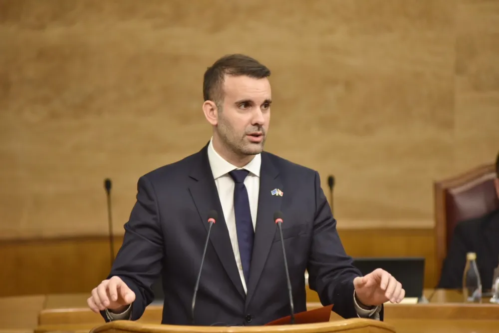 Građani će uskoro moći da iskažu interesovanje za kupovinu stanova  Podgorica, (MINA-BUSINESS) &ndash; Za građane, crnogorsk državljane, pripremljena je digitalna platforma putem koje će uskoro, na jednostavan način, moći da iskažu interesovanje za kupovinu stana na Veljem Brdu, saop&scaron;tio je premijer Milojko Spajić.  &bdquo;I već sada mogu da saop&scaron;tim - interesovanje je ogromno i uskoro će biti pretočeno u brojke&ldquo;, naveo je Spajić u pisanom odgovoru poslaniku Pokreta Evropa sad, Jovanu Subotiću, usljed prekida sjednice posvećene Premijerskom satu.  Subotića je zanimalo &scaron;ta je do sada urađeno kada je taj projekat u pitanju i kada će početi pripremni radovi, kao i na koji način će građani moći da se prijave za kupovinu stanova.  Spajić je rekao da će na sajtu, na kome će građani pokazati interesovanje za kupovinu stana, biti ponuđeni stanovi od 60 i 100 metara kvadratnih, prihvatljivi svim kategorijama dru&scaron;tva, a osiguraće se izgradnja uz upotrebu najkvalitetnijih materijala i primjenu optimalnih tehničkih rje&scaron;enja.  On je podsjetio da je u budžetu za narednu godinu opredijeljeno deset miliona EUR za ovaj projekat &ndash; pet miliona za izgradnju infrastrukture, blizu četiri miliona za izgradnju ostalih objekata i jedan milion za izradu projekata.  &bdquo;Istovremeno, usvajanjem planske dokumentacije stvaraju se preduslovi da se krene u konkretne aktivnosti na realizaciji projekta, na čijim pripremama se intenzivno radilo u prethodnom periodu&ldquo;, rekao je Spajić.  Prema njegovim riječima, usvajanjem Plana javnih nabavki, već u februaru naredne godine, raspisuje se tender za izradu projektne dokumentacije i izgradnju moderne saobraćajnice bulevarskog tipa i prateće komunalne infrastrukture za prvu fazu stambeno-poslovnog kompleksa Velje brdo.  &bdquo;Uporedo, kroz detaljnu analizu, teku aktivnosti koje će rezultirati razradom projektne dokumentacije prve faze urbanih blokova i stanova koji će biti po mjeri savremenog čovjeka&ldquo;, dodao je Spajić.  Izgradnja infrastrukture i objekata ići će uporedo, a početak ovih radova očekuje se već na jesen naredne godine.  U zavr&scaron;noj fazi je izrada modela za osnivanje organizacione jedinice koja će upravljati cijelim projektom, koji podrazumijeva izgradnju ukupno oko 20 hiljada stanova.  Prva faza projekta obuhvata oko pet hiljada stambenih jedinica. Koordinaciono tijelo isplaniralo je da početak gradnje krajem naredne godine, a prva useljavanja 2026.  &bdquo;Odgovorim i kvalitetnim finansijskim i inženjerskim planiranjem gradiće se novo urbano naselje koje će njegovim stanovnicima omogućiti kvalitetan život, po najsavremenijim standardima&ldquo;, rekao je Spajić.  Velje Brdo je projekat od javnog interesa i kroz njega su iskazani odlučnost i napori Vlade za unapređenje kvaliteta života građana, ostanak mladih u Crnoj Gori, razvoj infrastrukture i ekonomije.