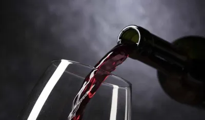 Za&scaron;to crveno vino izaziva glavobolju?