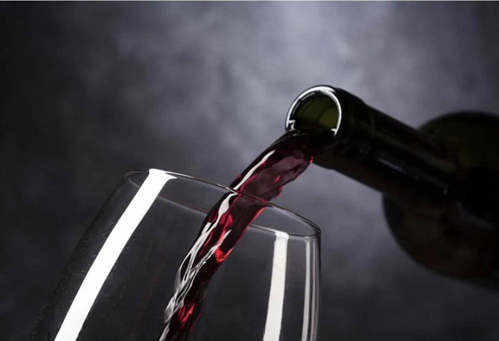 Za&scaron;to crveno vino izaziva glavobolju?