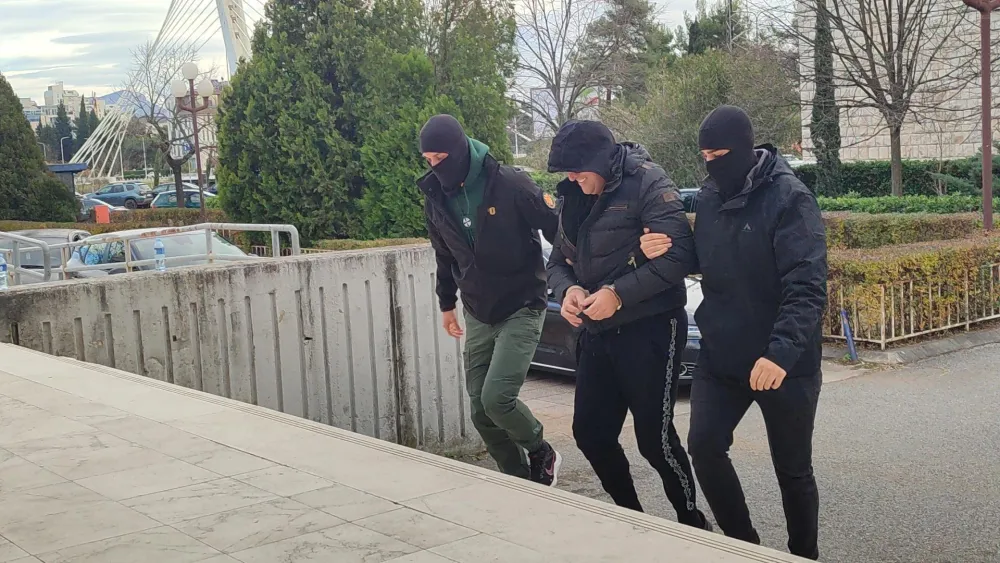 Službenici policije u duvanskom kartelu