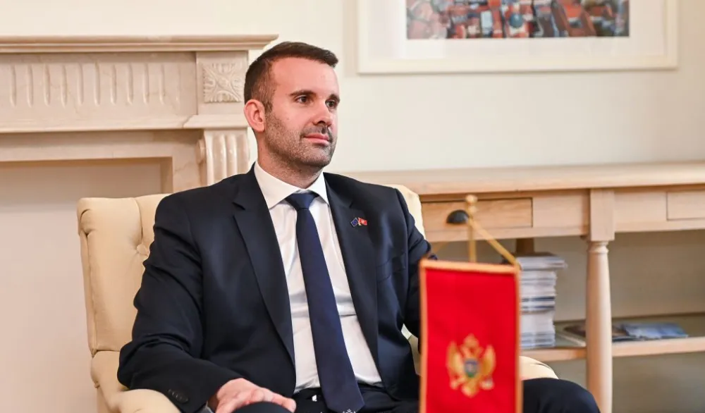 Okr&scaron;aj Medojevića i Spajića: Mickej od &scaron;verca kupio džip i dvije nekretnine za 2 miliona eura; Spajić Medojeviću: Džuboks za pljuvačinu