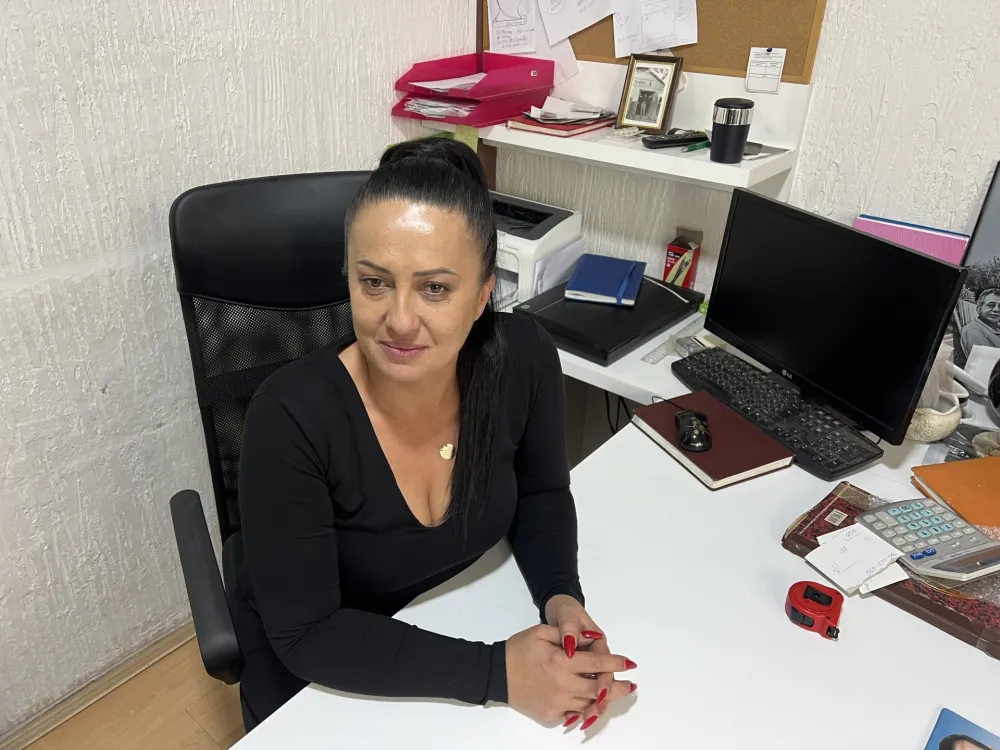 Bjelopoljka jedina žena koja se bavi kamenorezačkim zanatom u Crnoj Gori: Svjedočanstvo života kle&scaron;e u kamenu