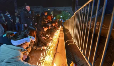 (FOTO/ VIDEO) Građani pale svijeće na Trgu nezavisnosti