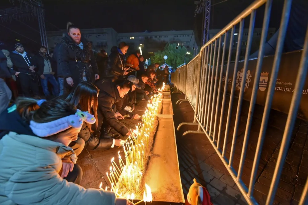 (FOTO/ VIDEO) Građani pale svijeće na Trgu nezavisnosti