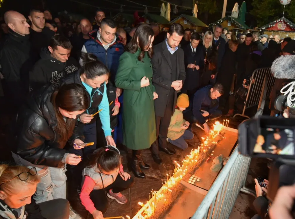 (FOTO) Svijeće za stradale zapalili Spajić, Milatović, Bečić...