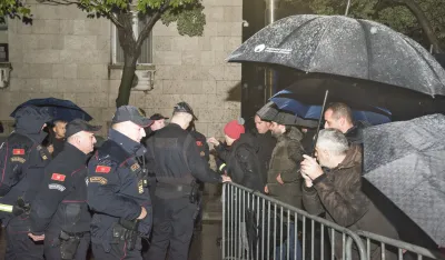 Ambasada SAD: Snažno podržavamo pravo na mirno, nenasilno okupljanje i slobodu izražavanja