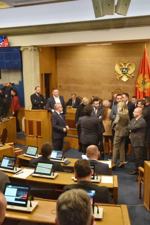 Poslanici opozicije blokirali rad Skup&scaron;tine - 20.12.2024.