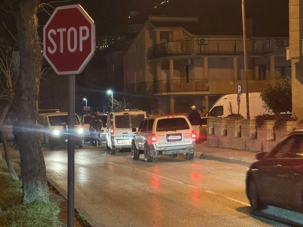 Ispred Op&scaron;tine Budva prisutan veći broj službenika policije