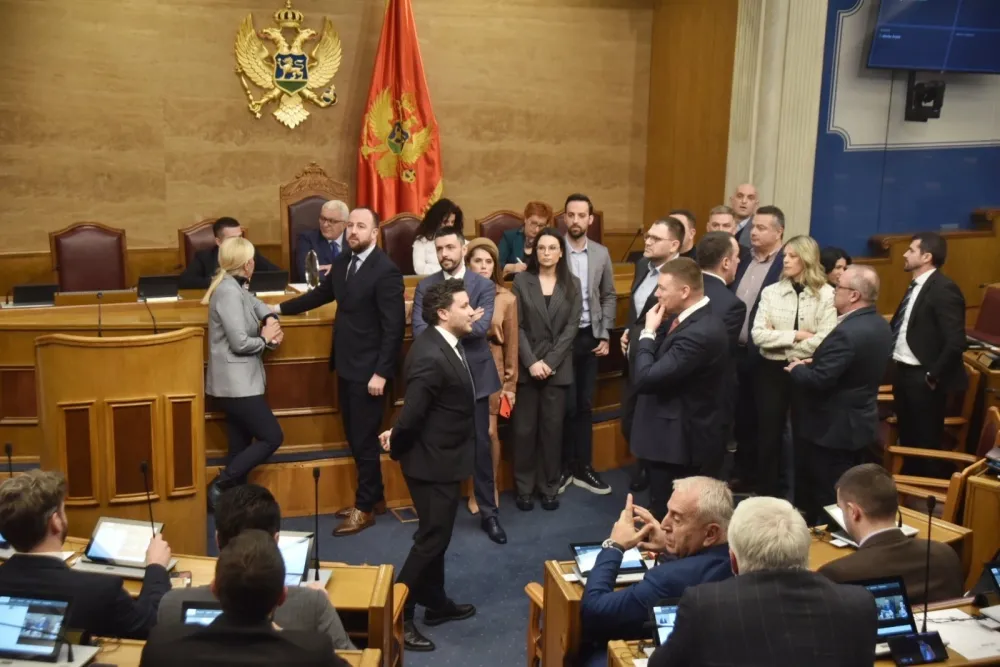 Opozicija prekunula rad parlamenta