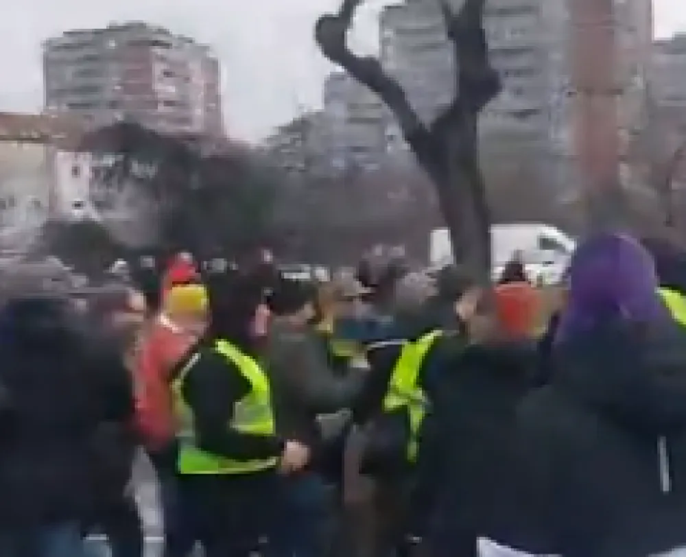 (VIDEO) UZNEMIRUJUĆE -&nbsp;Novi Beograd: Vozač se kolima zaletio na okupljene građane&nbsp; i udario studentkinju