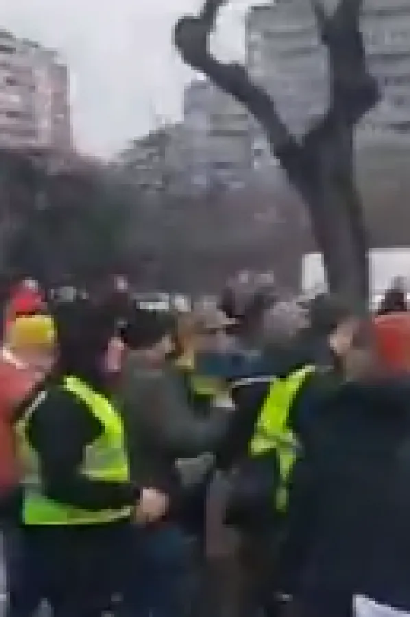 (VIDEO) UZNEMIRUJUĆE -&nbsp;Novi Beograd: Vozač se kolima zaletio na okupljene građane&nbsp; i udario studentkinju