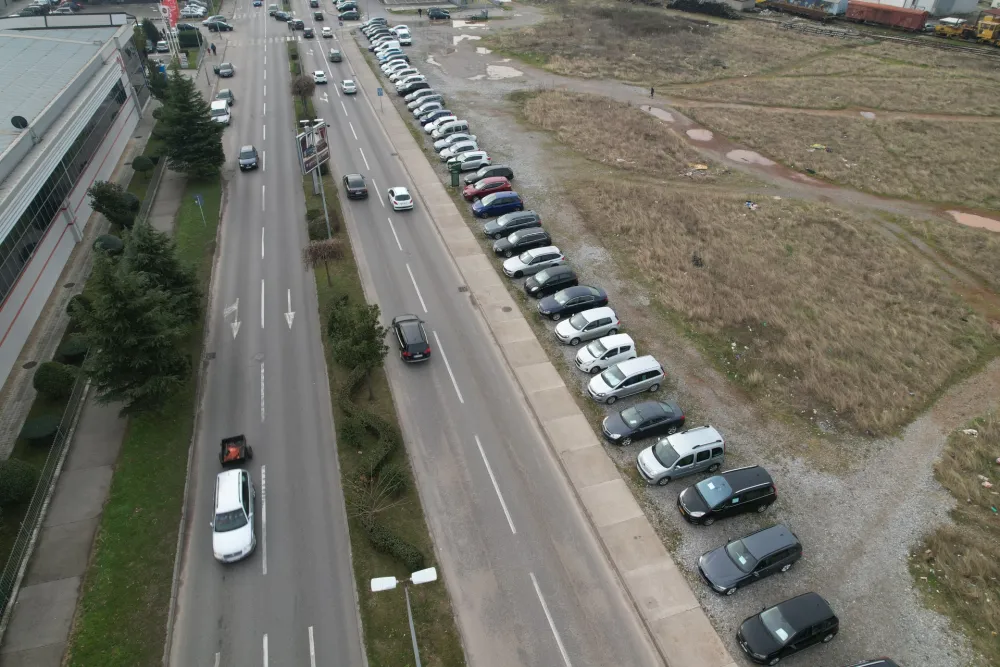 (VIDEO) "Divlje" auto-pijace vratile se na Bulevar Josipa Broza