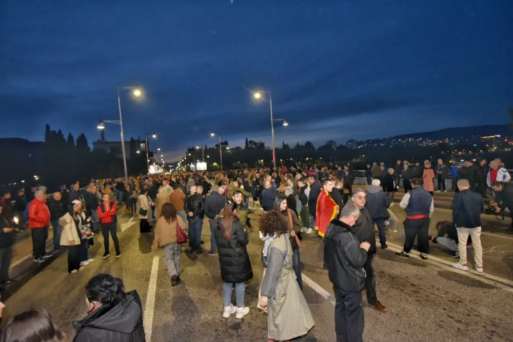 (VIDEO/FOTO) Sa blokade mosta u Podgorici grupa studenata &ldquo;Kamo sjutra" zatražila&nbsp;smjenu Bečića i &Scaron;aranovića