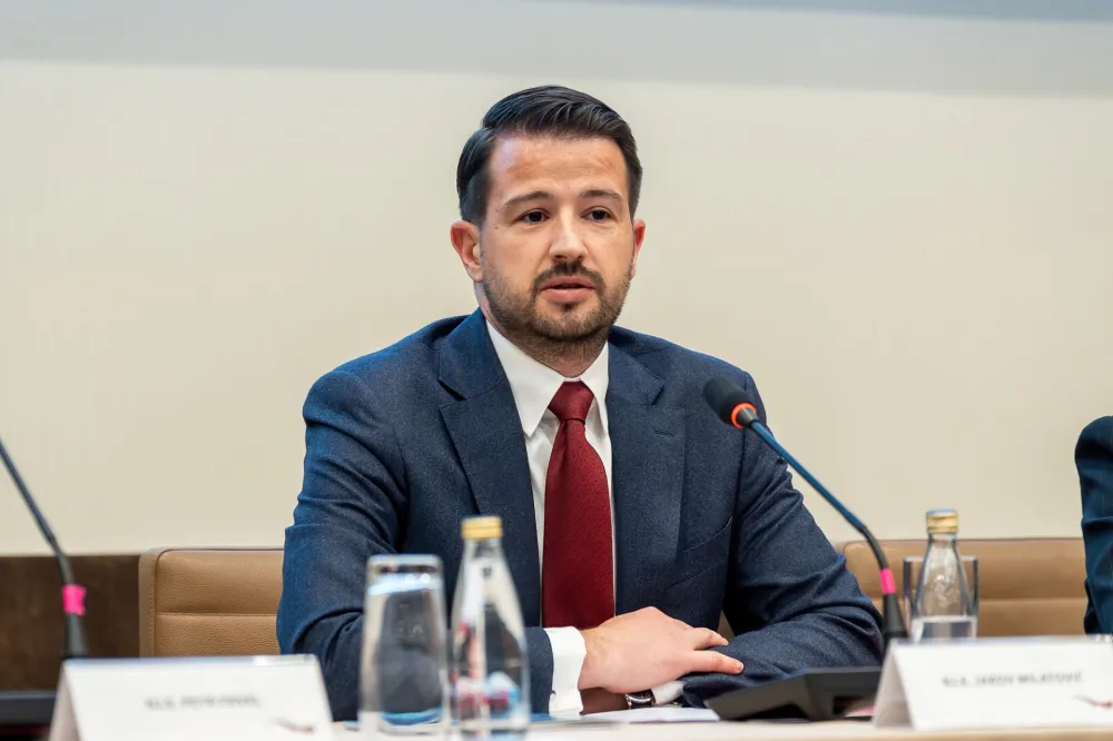 Milatović se zahvalio Grgiću: Srećno na fakultetu, studenti su na&scaron;i budući lideri