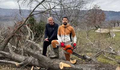 Jakov Milatović s ocem čisti imanje