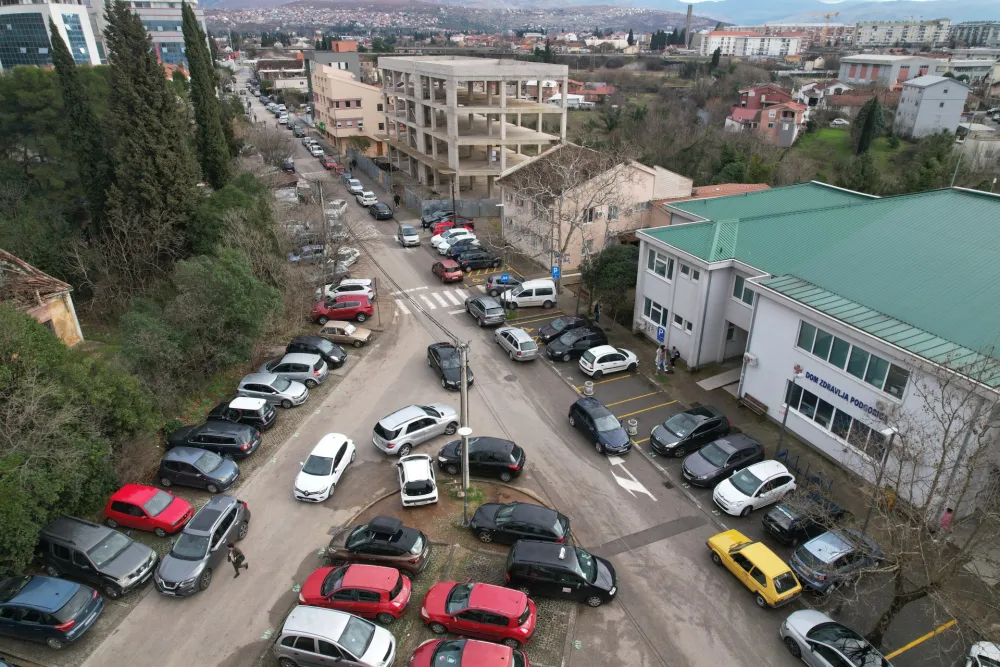 (VIDEO) Saobraćajni kolaps u centru grada: Jedna traka uvijek blokirana vozilima