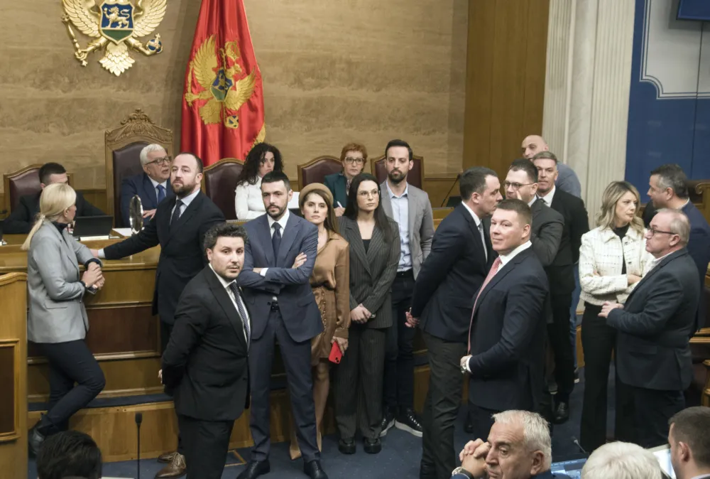 sjednica skupstine crne gore, prekid od strane opozicije
