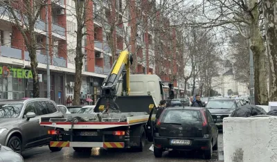 (VIDEO) &bdquo;Otimali&rdquo; kola od &bdquo;pauka&rdquo;, solidarno se dozivali