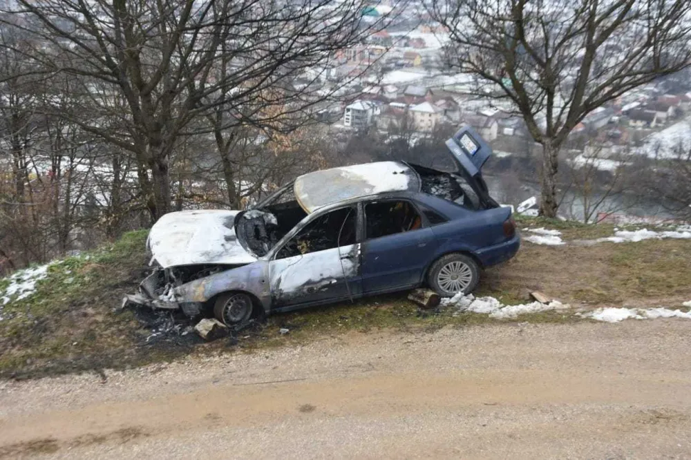 Zbog paljenja vozila, uhap&scaron;ena jedna osoba, za drugom se traga