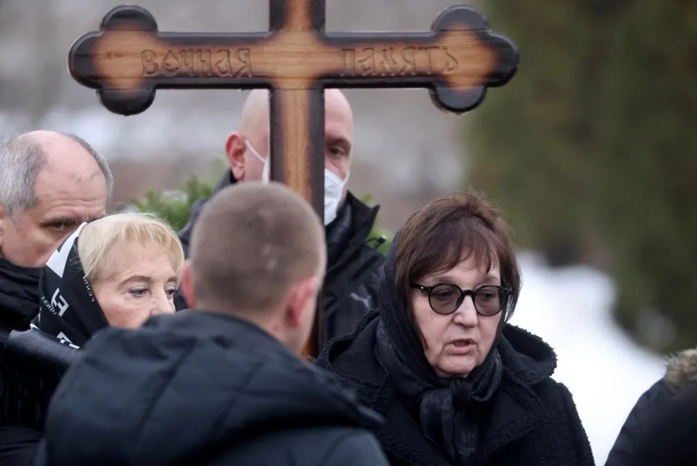 Godi&scaron;njica smrti Alekseja Navaljnog: Vi&scaron;e od 1.000 ljudi na njegovom grobu