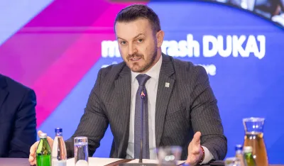 Ministarstvo javne uprave je prije godinu dana predložilo odluke u vezi sa rje&scaron;avanjem stanja u lokalnim samoupravama, saop&scaron;tio je ministar javne uprave&nbsp;Mara&scaron; Dukaj, dodajući da je prije mjesec podsjetio predsjednika Skup&scaron;tine&nbsp;Andriju Mandića&nbsp;na moguće posljedice.
