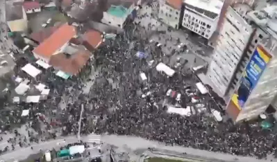 Nastavljeni su protesti studenata i građana u Srbiji na kojima se traži odgovornost za tragediju u Novom Sadu 1. novembra pro&scaron;le godine, kada je zbog pada nadstre&scaron;nice Željezničke stanice 15 osoba poginulo, a dvoje ljudi te&scaron;ko povrijeđeno.