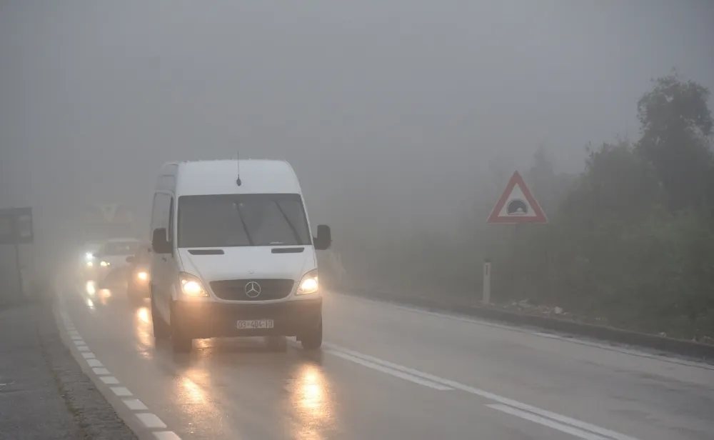 Mjestimično smanjena vidljivost na putevima, vozačima oprez