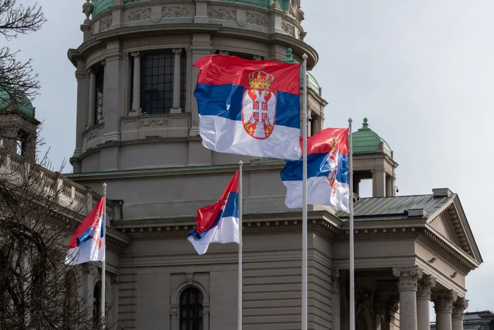 Nakon jučera&scaron;njih incidenata parlament Srbije nastavlja sa radom, dojava o bombi bila lažna