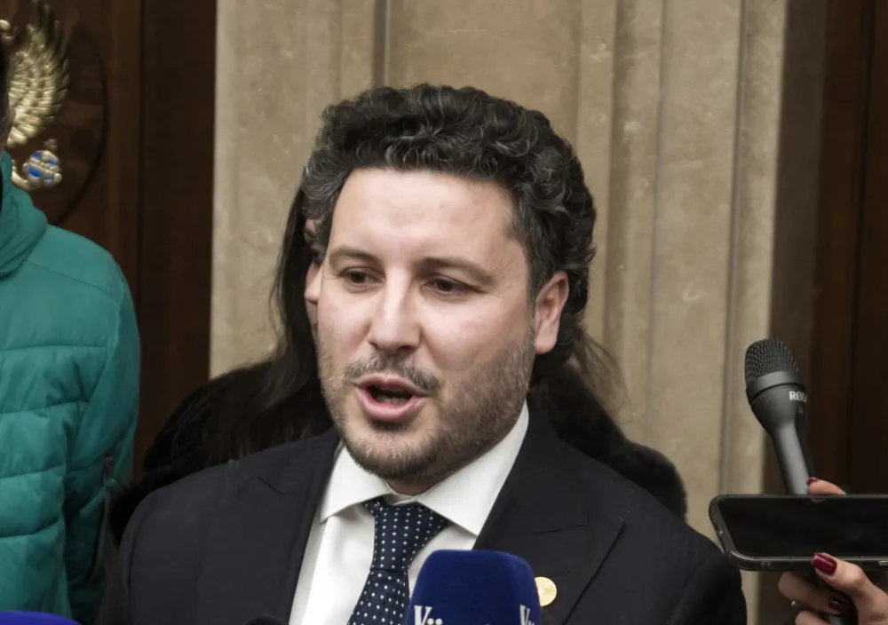 Abazović: Aktuelna vlast se svađa i miri samo oko fotelja, cilj im je rastrgnuće države
