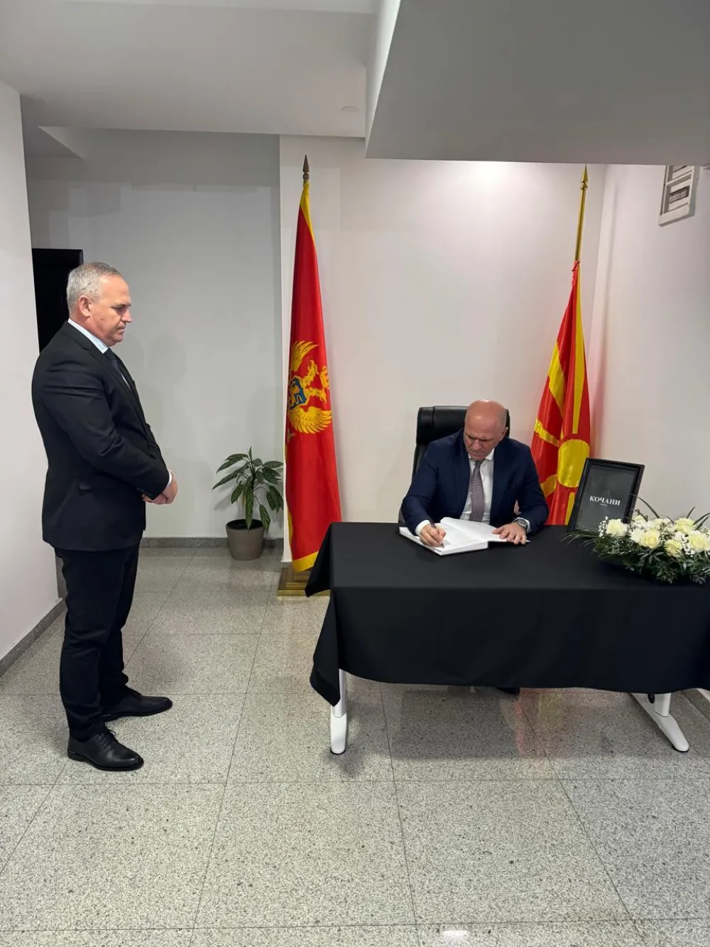 Nurković i Strujić-Harbić se upisali u knjigu žalosti povodom tragedije u Kočanima