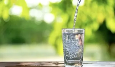 Alkalna voda vs. obična voda: Koja je bolja za zdravlje?