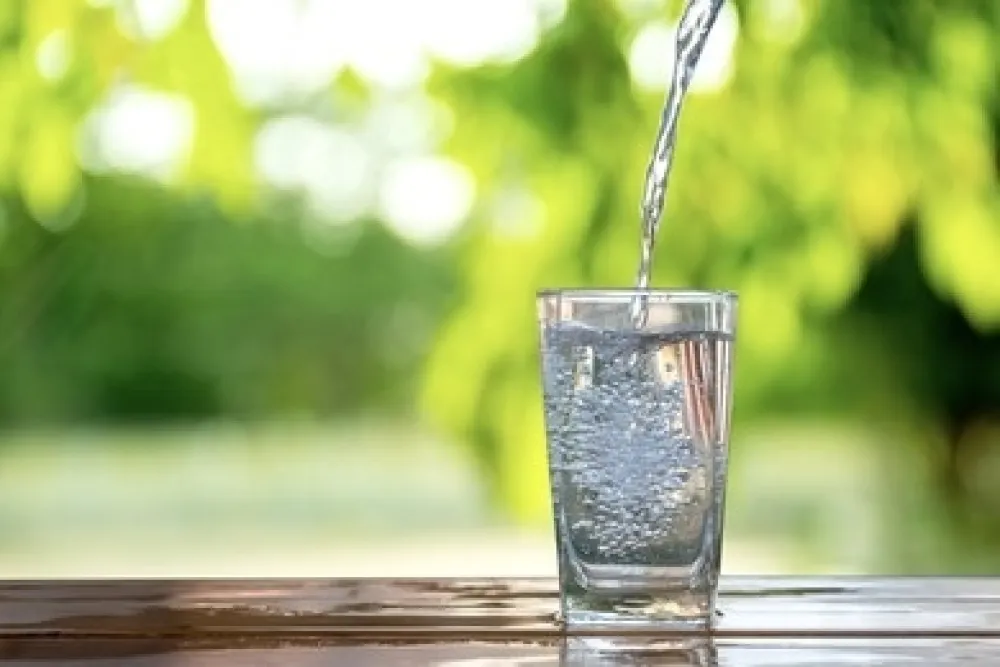 Alkalna voda vs. obična voda: Koja je bolja za zdravlje?