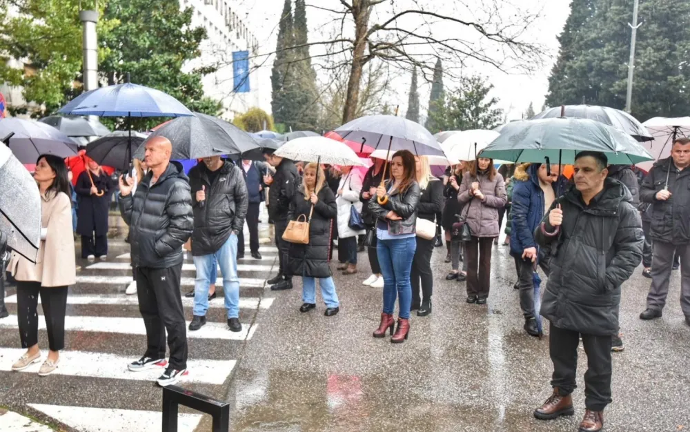 (VIDEO/FOTO) Ispred Vlade počeo protest Sindikata uprave i pravosuđa